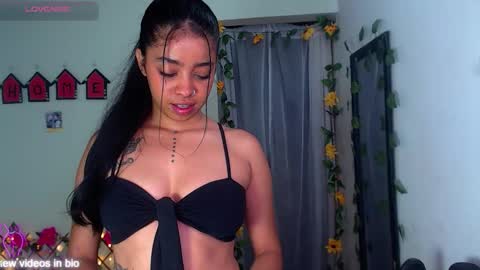 Snapshot of angielee01 chatting on 10.23.25 Angie y Andres online show from 10.23.25