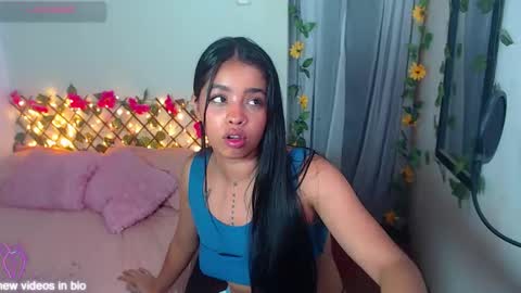 Snapshot of angielee01 chatting on 10.27.25 Angie y Andres online show from 10.27.25