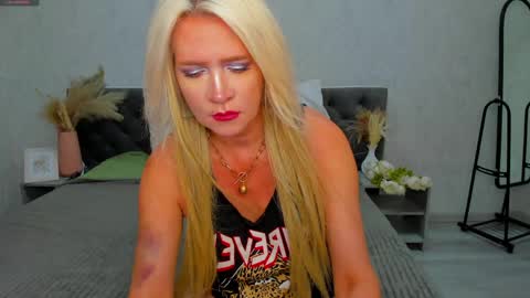Snapshot of ann_curt chatting on 06.08.26 Luna Lady online show from 06.08.26