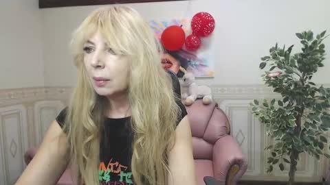 Snapshot of anna_ditrih chatting on 02.19.25 Anna Ditrih online show from 02.19.25