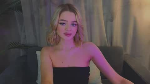 Snapshot of anna_nickol chatting on 11.18.25 Anna online show from 11.18.25