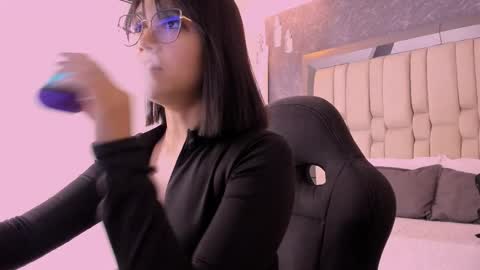 Annara Lein online show from 11.26.25