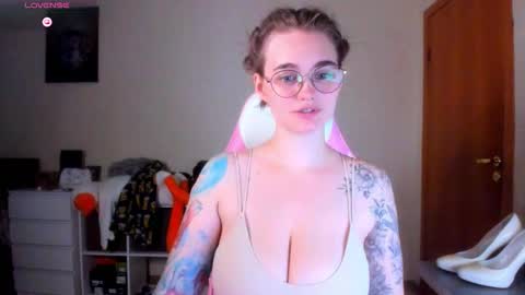 Snapshot of annaroading chatting on 10.12.25 AnnaRoading online show from 10.12.25