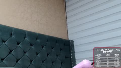 Snapshot of anne_julienne chatting on 10.28.25 online show from 10.28.25