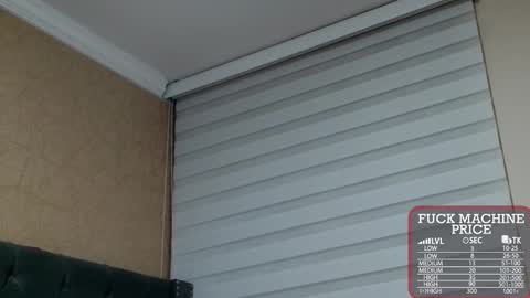 Snapshot of anne_julienne chatting on 11.10.25 online show from 11.10.25