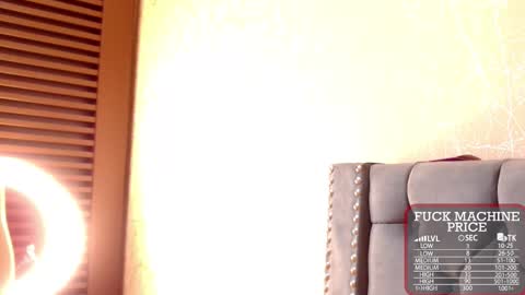 Snapshot of anne_julienne chatting on 11.11.25 online show from 11.11.25