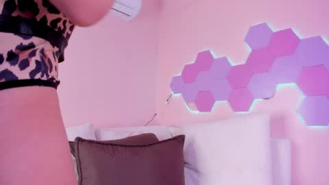 anne_millerr online show from 06.05.26