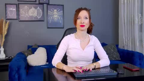 Snapshot of annehove chatting on 12.03.25 Anne online show from 12.03.25