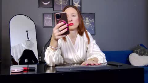 Snapshot of annehove chatting on 12.17.25 Anne online show from 12.17.25