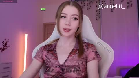 Snapshot of annelitt chatting on 12.17.25 annelitt online show from 12.17.25