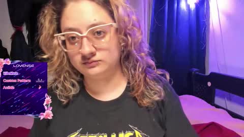 Snapshot of annie_bigboobs_ chatting on 09.22.25 Ana Bolena independent model online show from 09.22.25