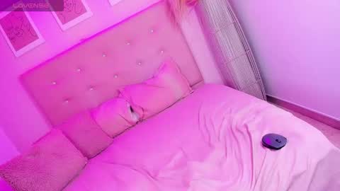 annie_dolce_ online show from 02.15.26