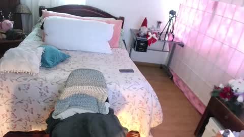 LAURA - A n n i e  S w a n online show from 12.19.24