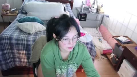 LAURA - A n n i e  S w a n online show from 01.21.25