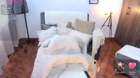 LAURA - A n n i e  S w a n online show from 01.31.25