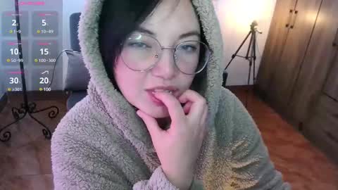 LAURA - A n n i e  S w a n online show from 02.05.25