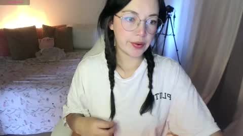 LAURA - A n n i e  S w a n online show from 10.05.25