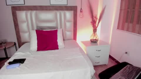 Annie Bluee online show from 04.04.26