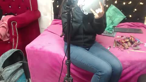 Annie online show from 09.16.25