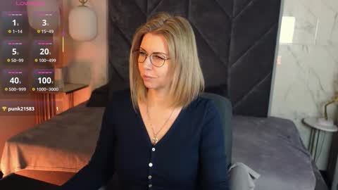 Snapshot of annielight chatting on 12.23.25 Annie online show from 12.23.25