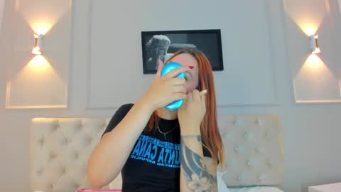 Snapshot of anniemartinezz chatting on 12.23.24 Annie online show from 12.23.24