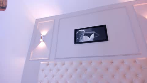 Snapshot of anniemartinezz chatting on 12.28.24 Annie online show from 12.28.24