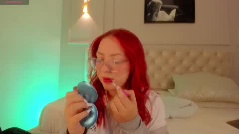 Snapshot of anniemartinezz chatting on 09.10.25 Annie online show from 09.10.25