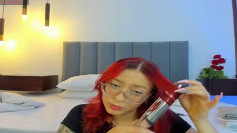 Snapshot of anniemartinezz chatting on 11.27.25 Annie online show from 11.27.25