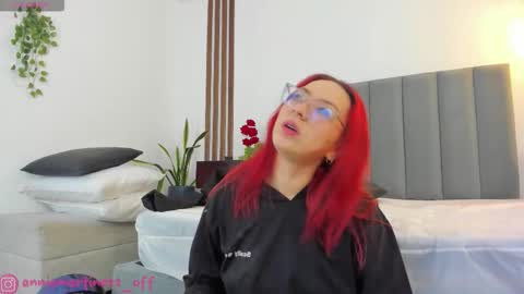 Snapshot of anniemartinezz chatting on 11.28.25 Annie online show from 11.28.25