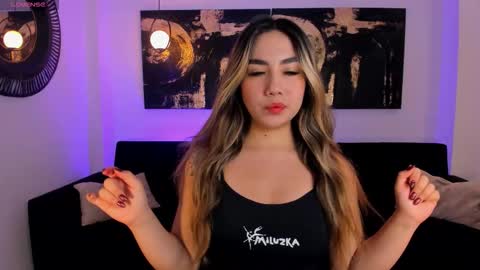 Snapshot of anniemonroe1 chatting on 12.18.25 Annie Monroe online show from 12.18.25