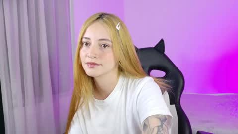 Snapshot of anniemora_ chatting on 05.06.26 Annie online show from 05.06.26