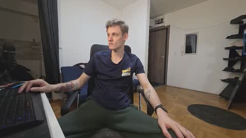 Snapshot of annonimsick chatting on 11.19.25 online show from 11.19.25