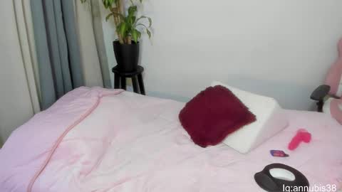 SOFIA INDEPENDENT MODEL online show from 01.30.25