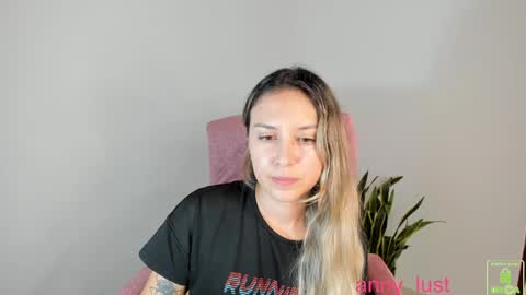 Snapshot of anny_lust chatting on 09.19.25 Issabela online show from 09.19.25