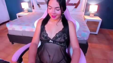 Snapshot of anny_petiitee chatting on 10.14.25 anny online show from 10.14.25