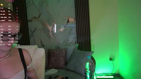 Snapshot of annybuny chatting on 09.27.25 Ana online show from 09.27.25