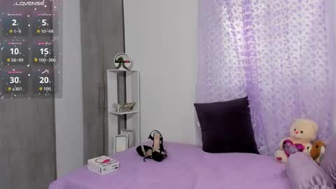 Snapshot of annyeliz chatting on 12.13.25 Anny online show from 12.13.25