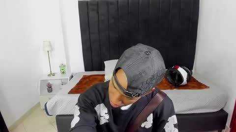 Snapshot of anthoy_wayans chatting on 01.11.25 online show from 01.11.25