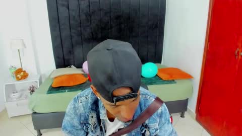 Snapshot of anthoy_wayans chatting on 03.08.25 online show from 03.08.25