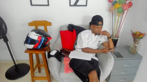Snapshot of anthoy_wayans chatting on 10.08.25 online show from 10.08.25