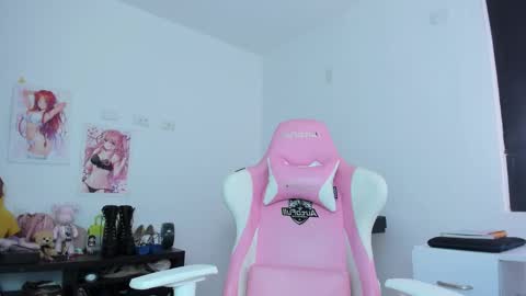 Snapshot of antonella_28_ chatting on 10.22.25 Antonella online show from 10.22.25