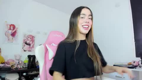 Snapshot of antonella_28_ chatting on 10.27.25 Antonella online show from 10.27.25