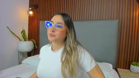 A N T O N E L L A  online show from 01.06.25