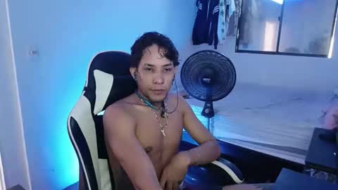 Snapshot of anuardhm chatting on 11.26.25 AnuarDHM online show from 11.26.25