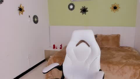 Anyy Honey online show from 11.18.25