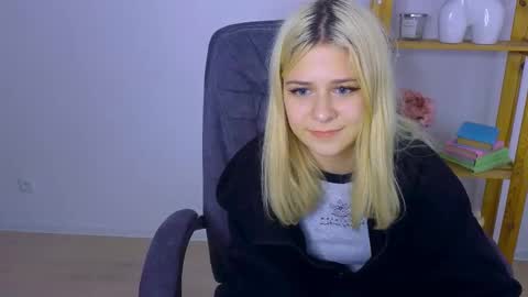 Snapshot of apheliastar chatting on 10.27.25 ApheliaStar online show from 10.27.25