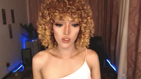 Snapshot of aphrodite_may chatting on 09.19.25 kathryn online show from 09.19.25