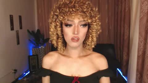 Snapshot of aphrodite_may chatting on 09.22.25 kathryn online show from 09.22.25