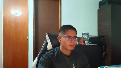 Snapshot of apoloo11 chatting on 12.01.25 apoloo11 online show from 12.01.25