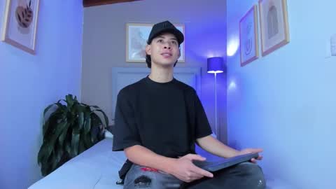 Snapshot of apoloricci chatting on 10.27.25 Apolo twink online show from 10.27.25